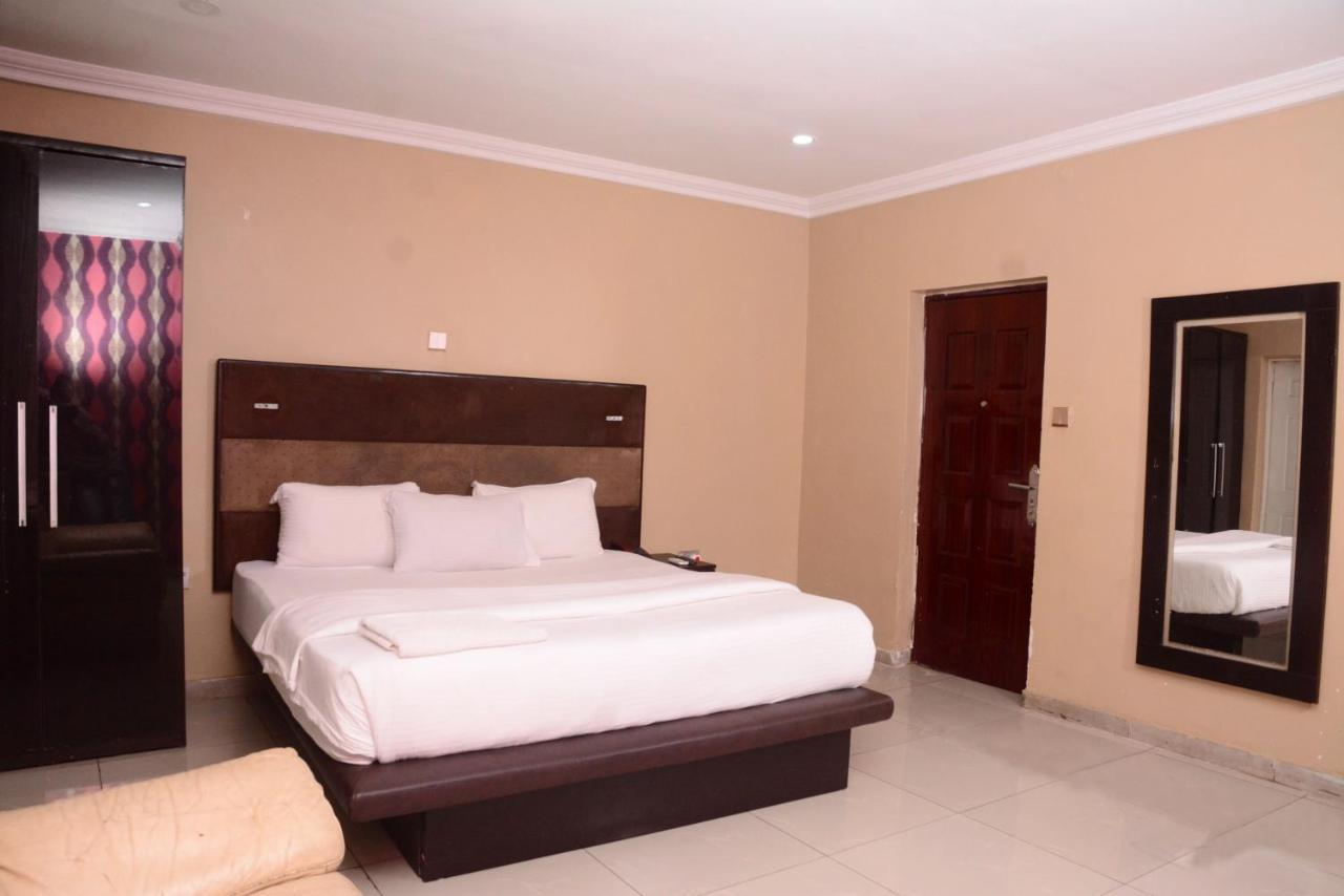 Connecting Lagos Suites Eksteriør billede